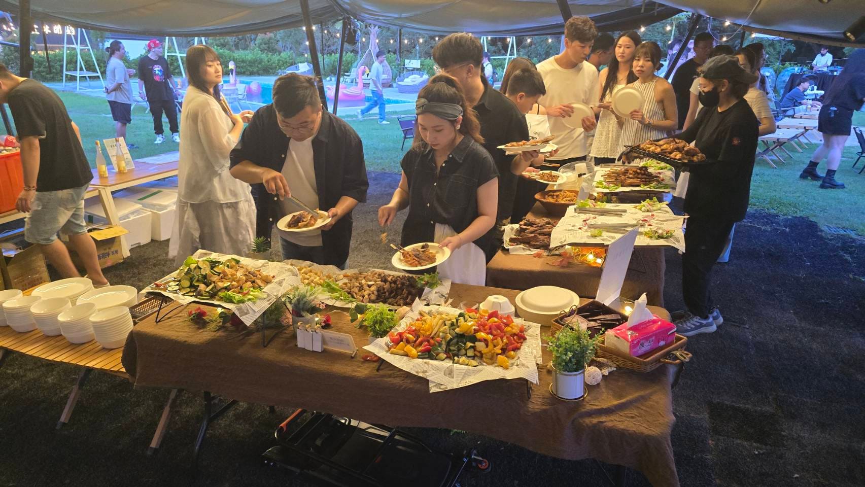 美式戶外婚禮自助餐與賓客用餐