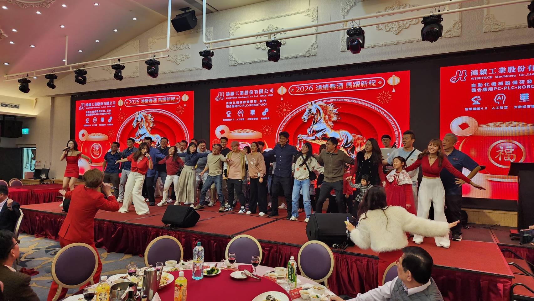 鴻績工業春酒樂團帶動員工上台互動