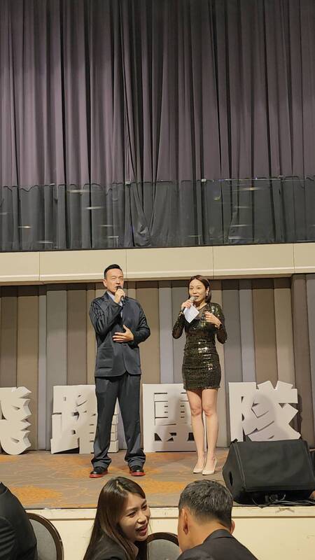 房仲飛躍團隊尾牙企業樂團現場演出