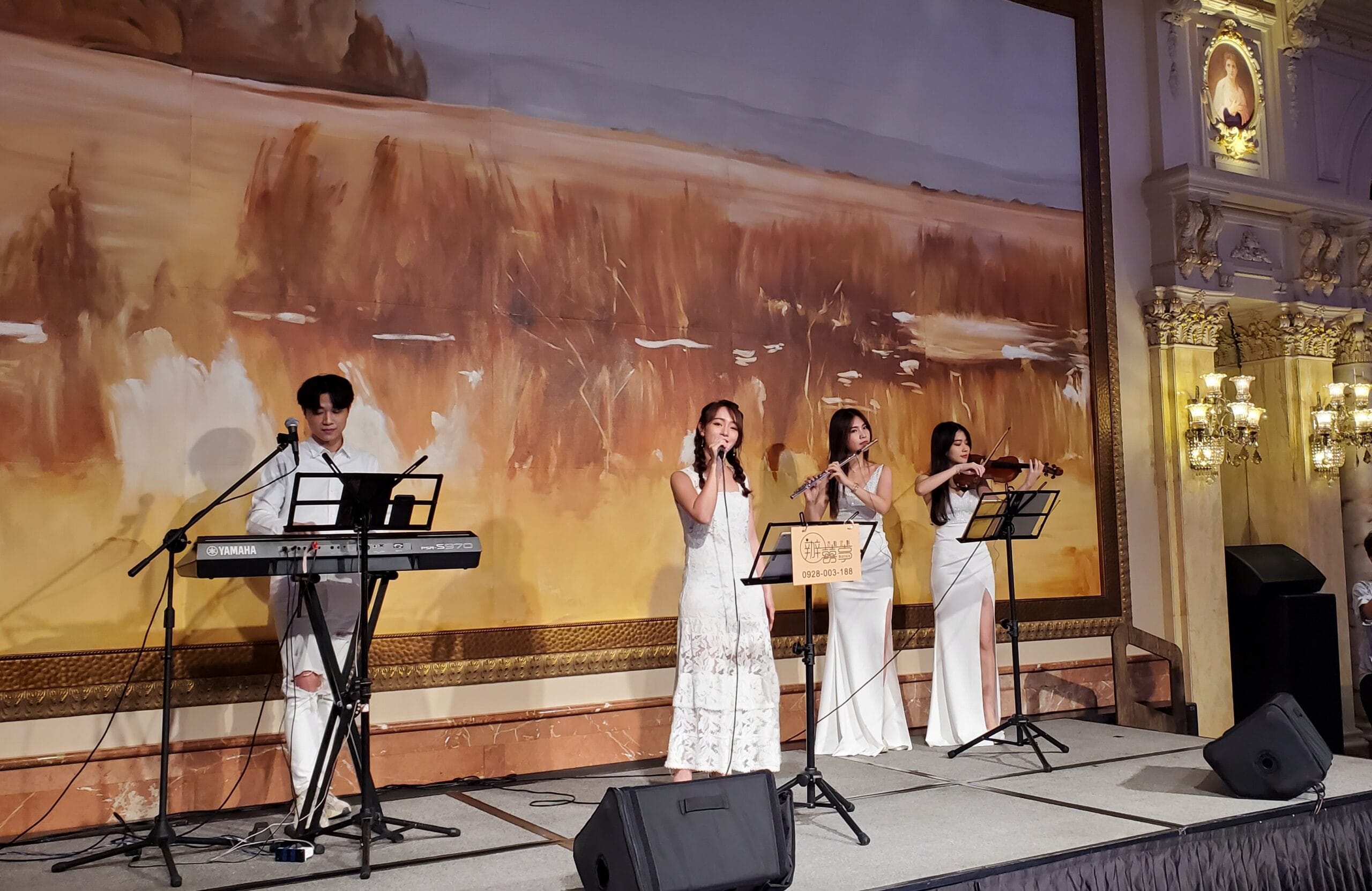 婚禮舞台上的女歌手、長笛、小提琴與鍵盤四人演出