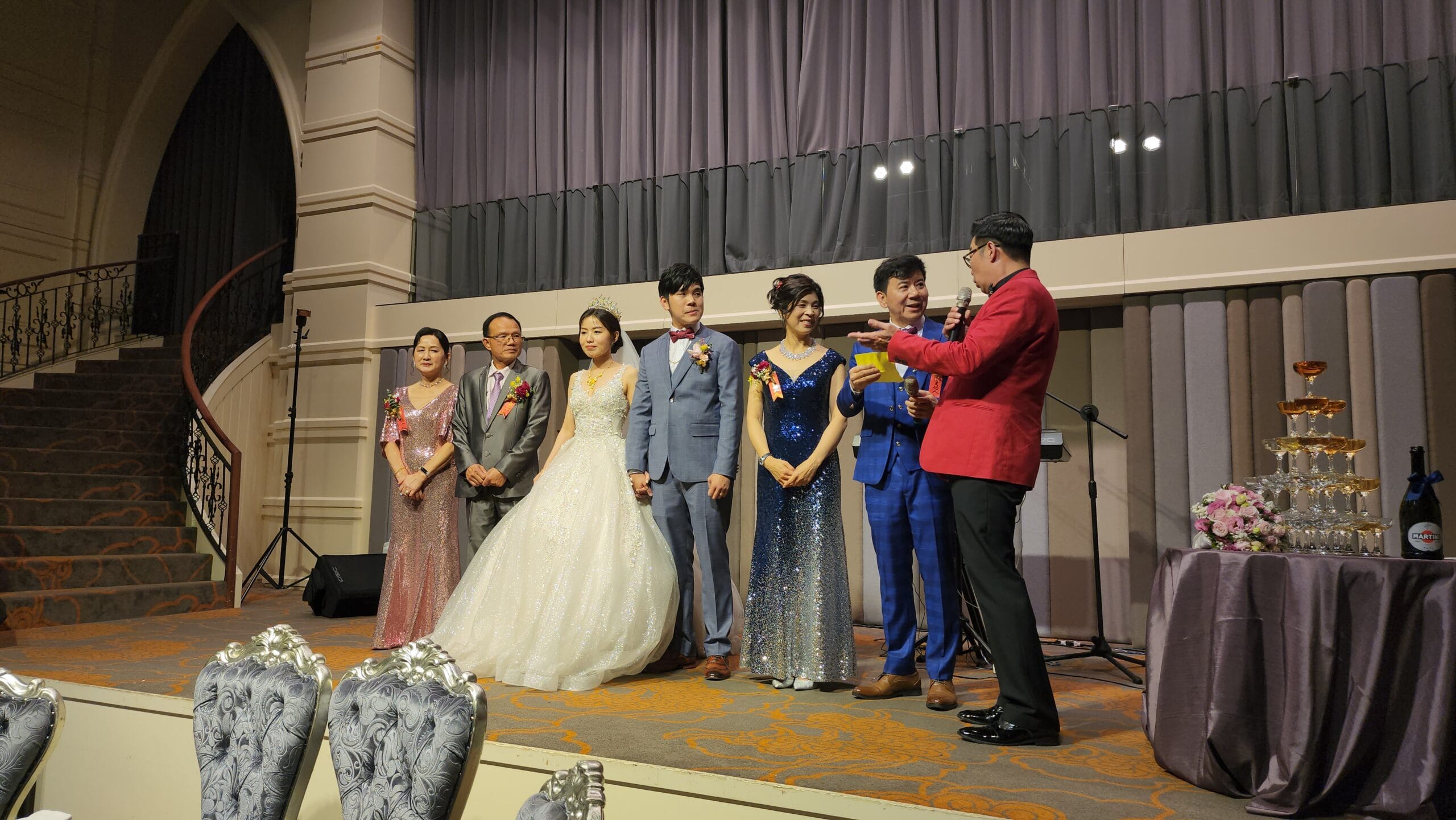 婚宴舞台上主持人與新人及雙方親友進行互動