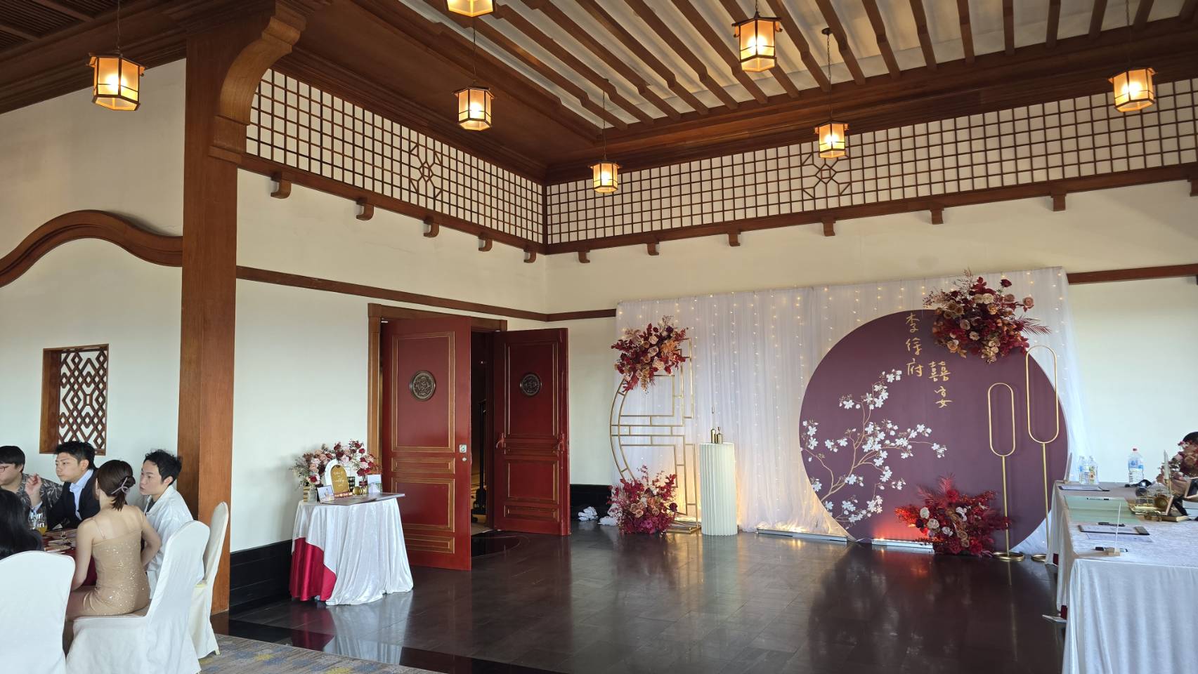 圓山飯店婚宴會場的紅色花藝背板與迎賓佈置