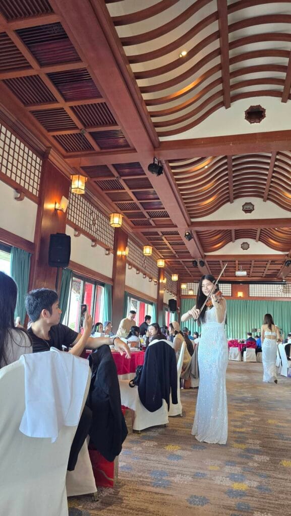 小提琴手在圓山飯店婚宴席間演奏，賓客於午宴中欣賞