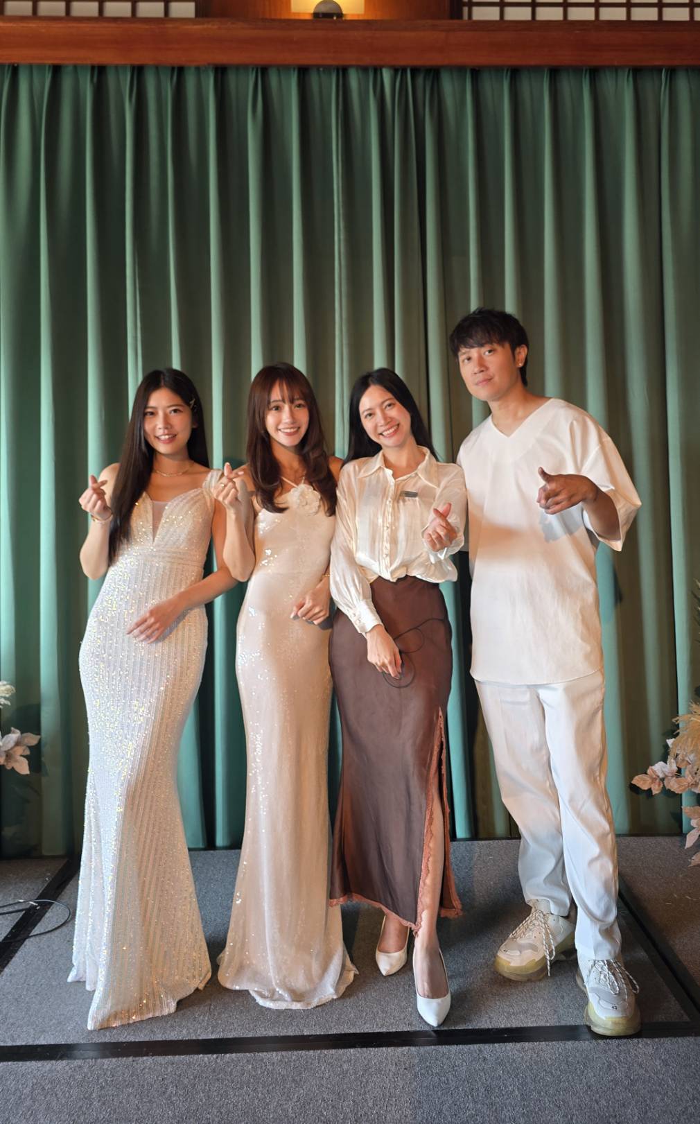 婚宴演出團隊於圓山飯店宴會廳舞台前合影
