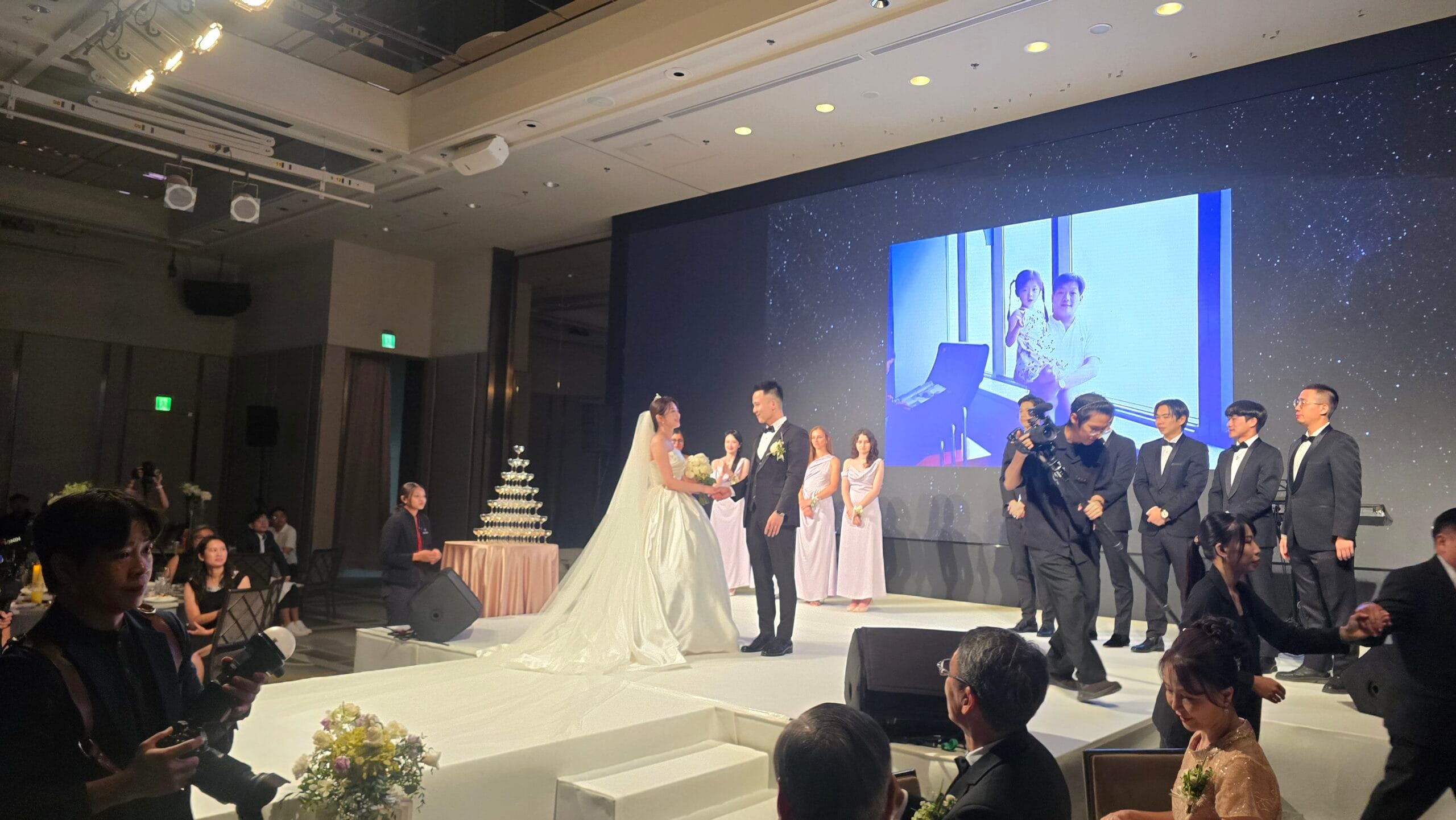 台北萬豪酒店婚宴儀式中，新人與親友於舞台上合影