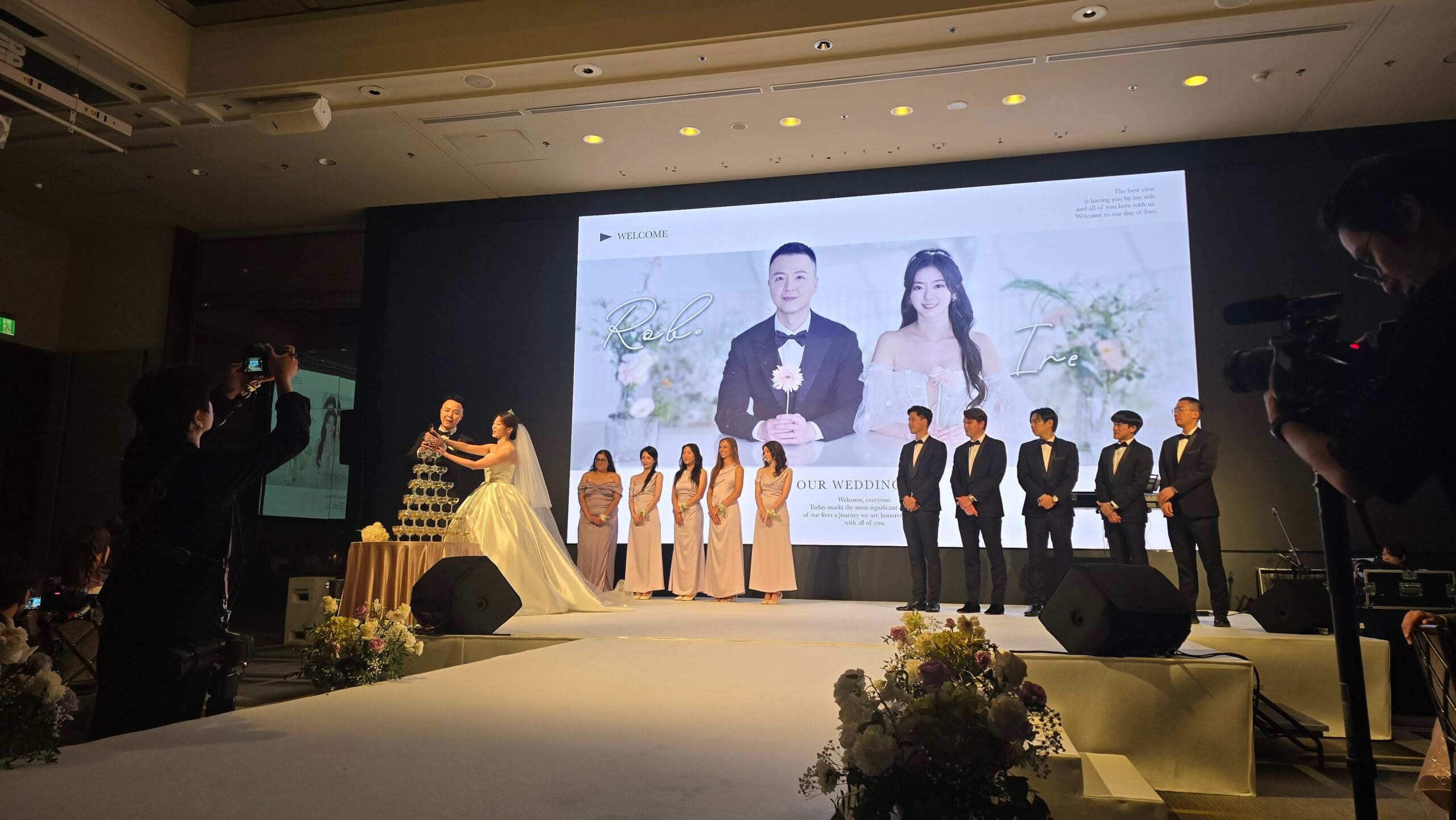 台北萬豪酒店婚宴舞台上，新人與伴郎伴娘一同合影